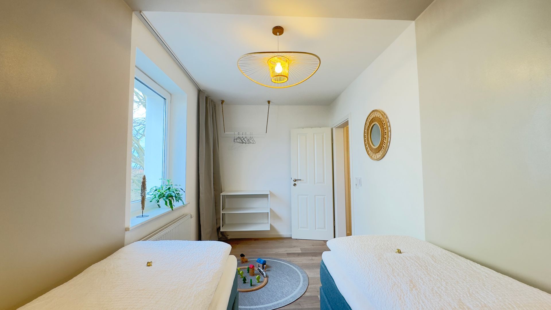 Kinderzimmer mit Blick auf Regale und Garderobe