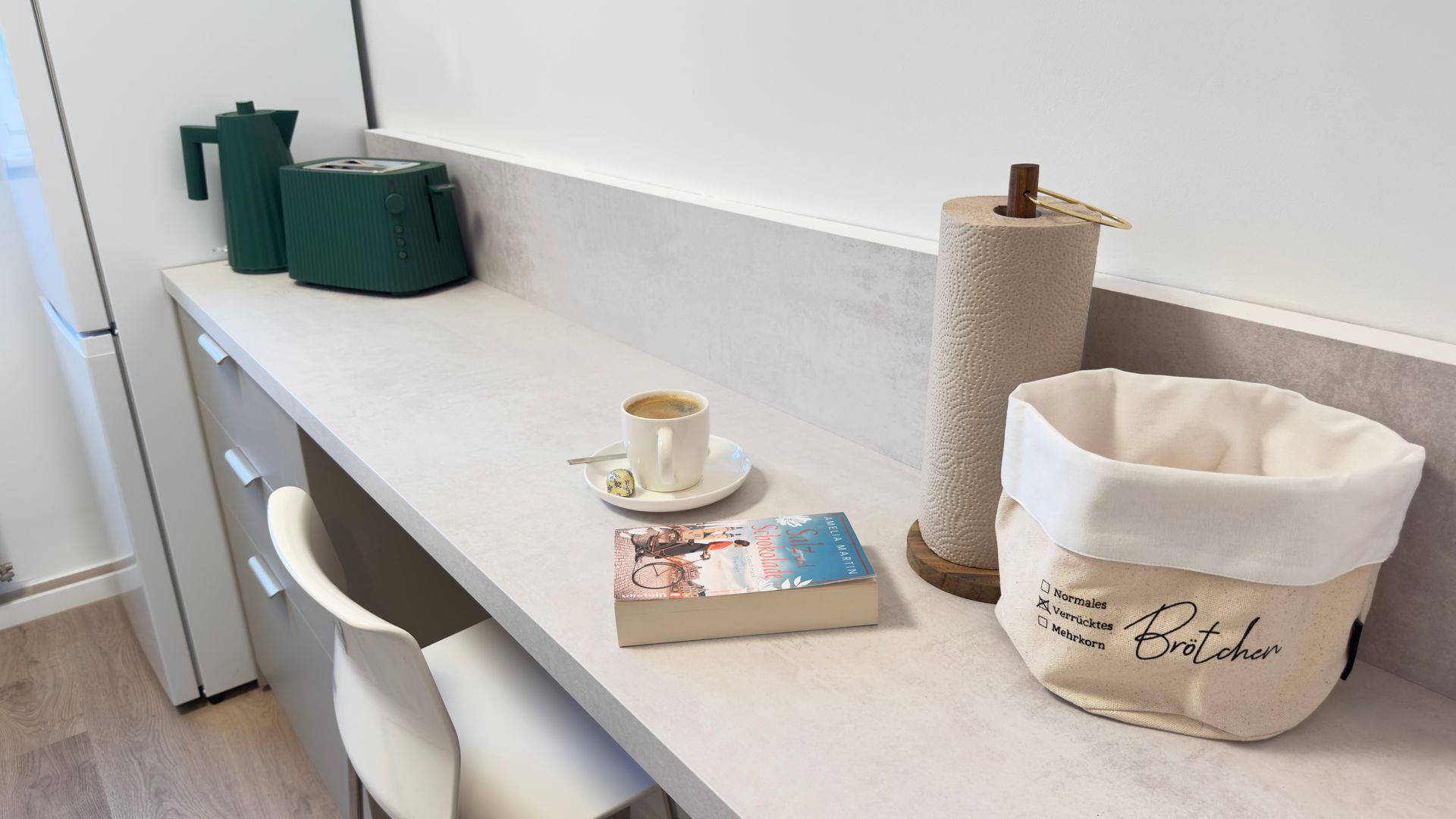 Küchenbereich mit Kaffe und Buch auf Arbeitsplatte