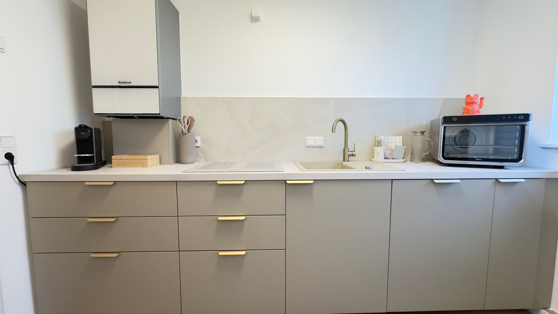 Arbeitsplatte und Küchengeräte in der modernen Küche