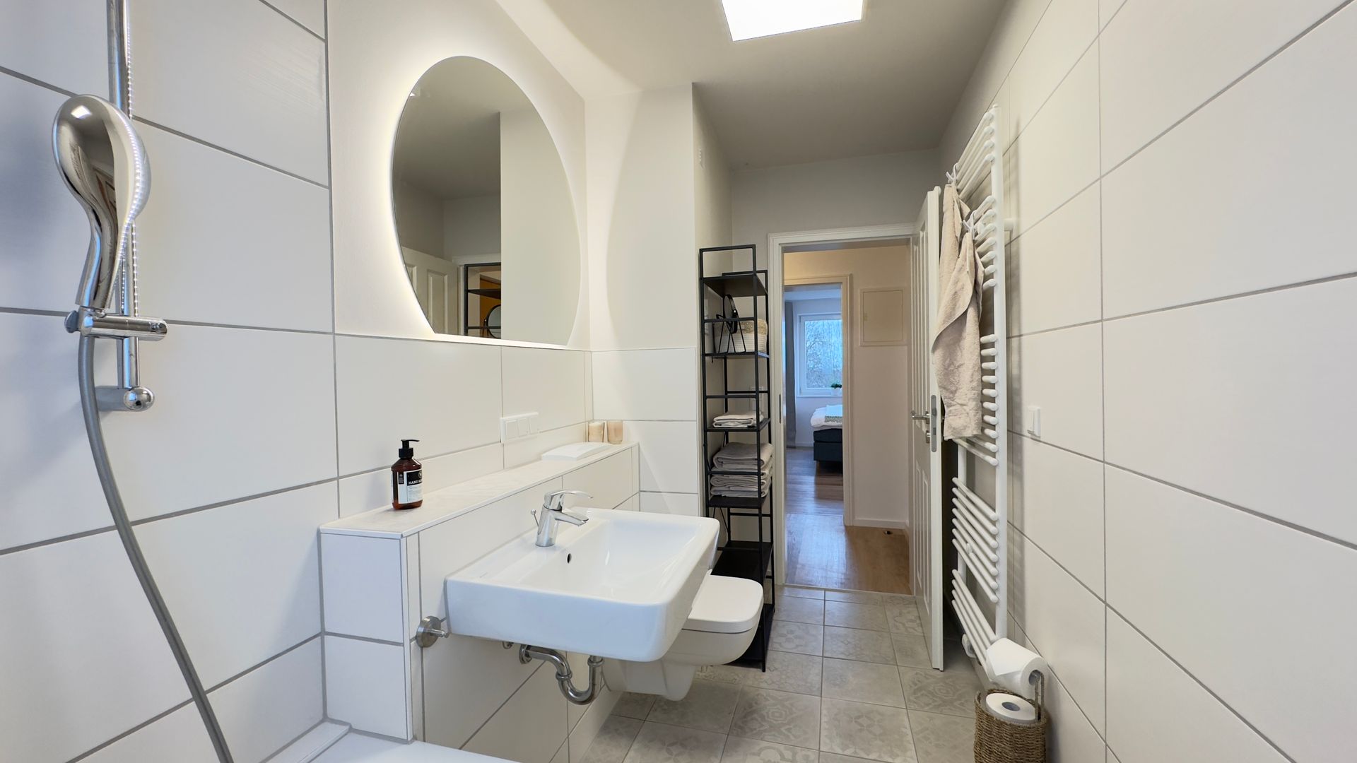 Badezimmerspiegel und Waschbereich in der Ferienwohnung Goldberg