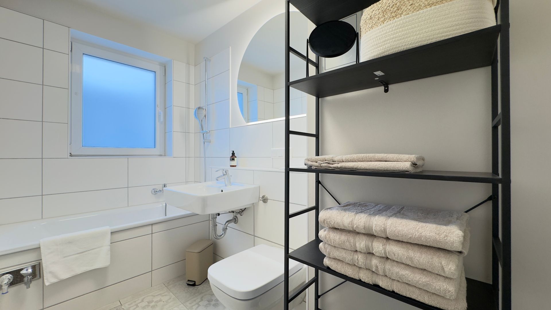 Badewanne mit Duschfunktion und Fliesen