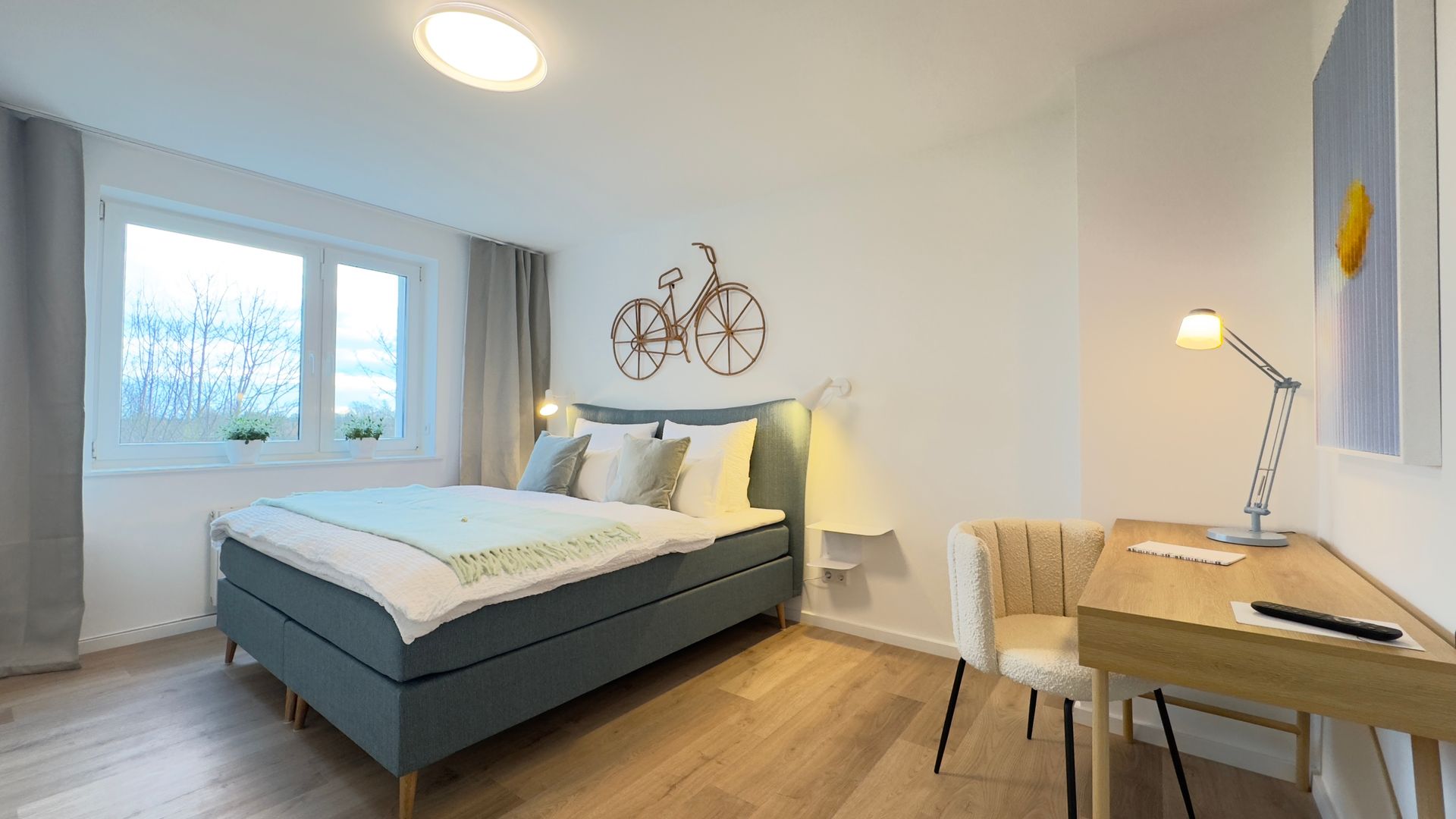 Fenster und Nachttisch im Elternschlafzimmer