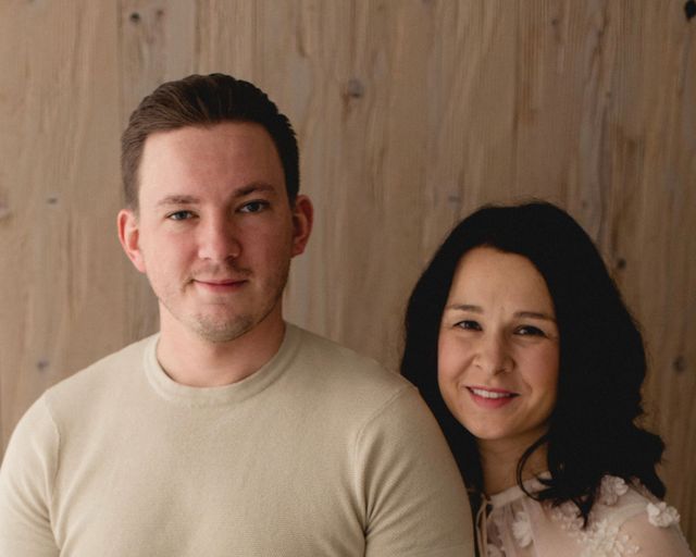 Wir sind Rebecca und Tom, deine Gastgeber für diese Ferienwohnungen in Halle (Saale). Als gebürtige Hallenser ist es unsere Leidenschaft, Gästen aus aller Welt unsere wunderschöne Heimatstadt näherzubringen und ihnen einen unvergesslichen Aufenthalt zu ermöglichen.