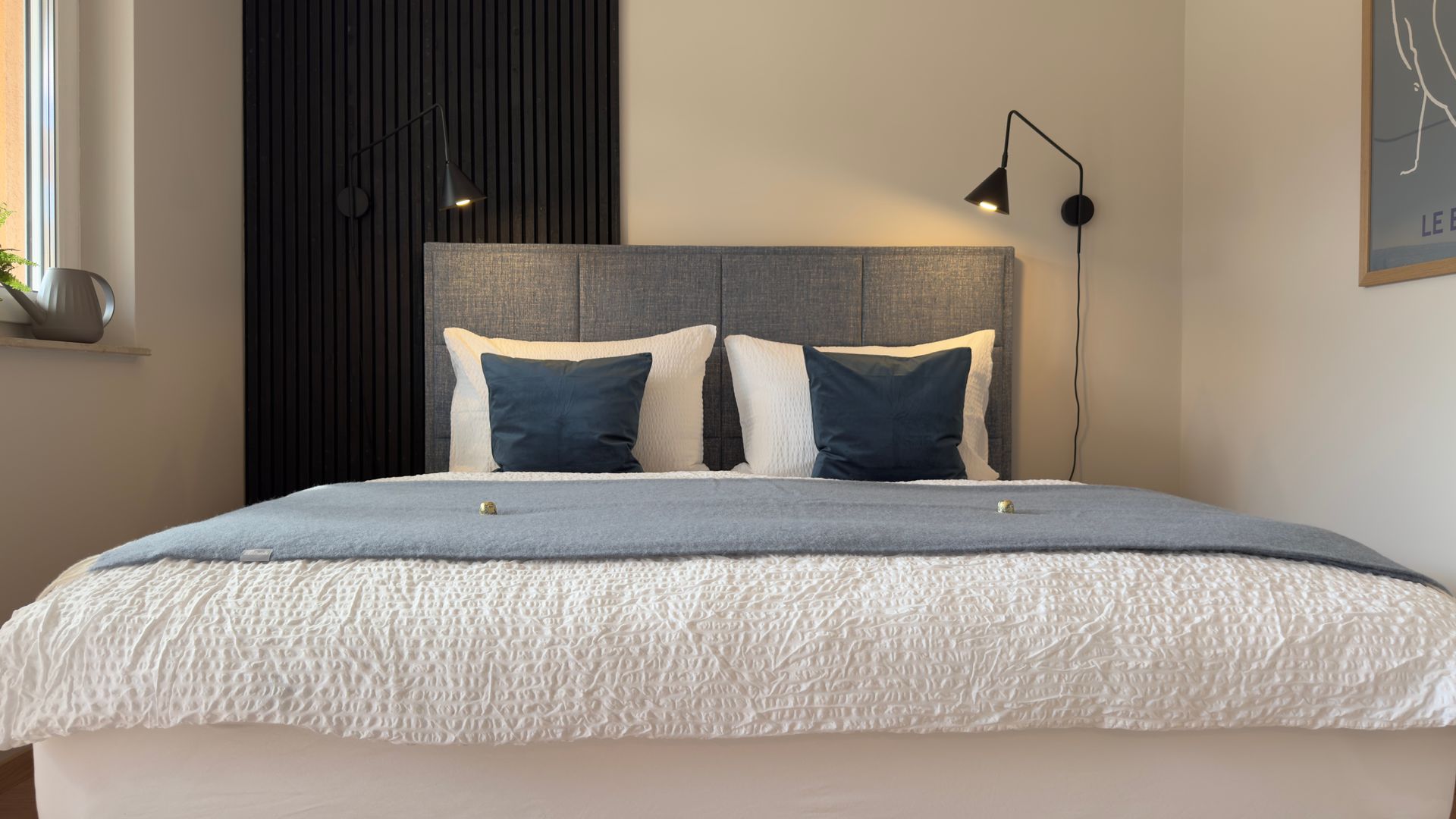 Doppelbett mit Boxspringmatratze und Nachtleuchten im Elternschlafzimmer der Ferienwohnung Luther