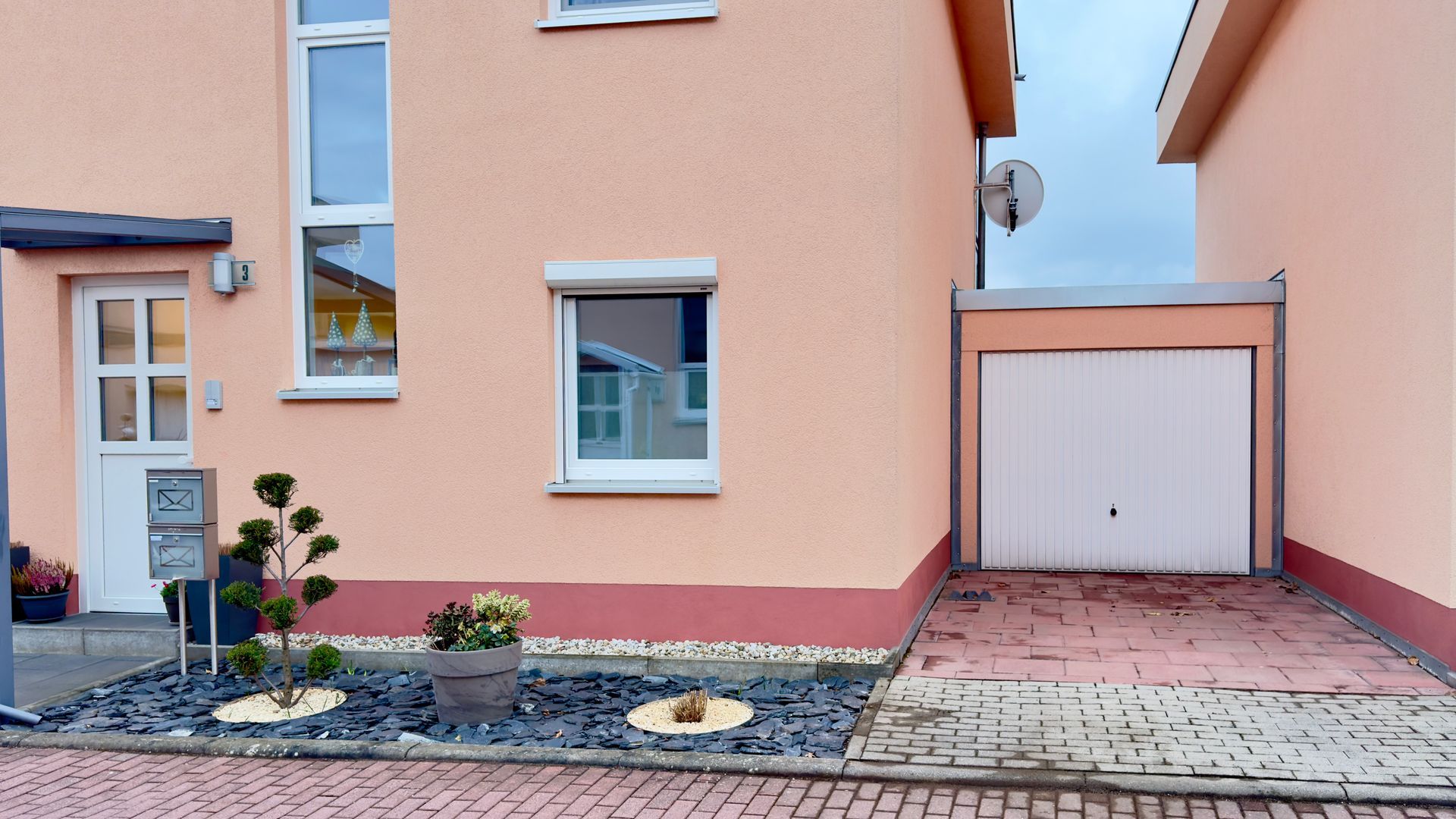 Terrasse mit großem Esstisch und Platz für 6 im Hintergrund Schlafzimmerfenster