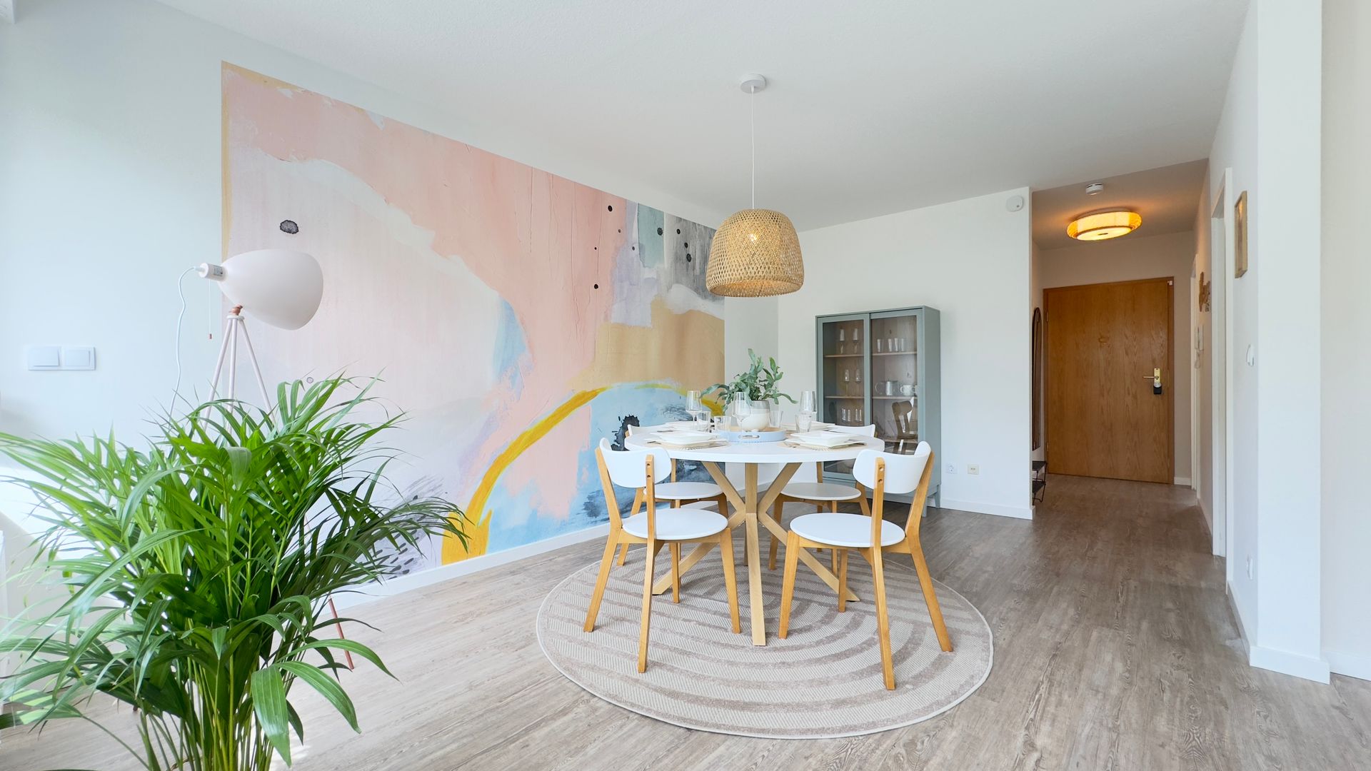 Helles Wohnzimmer mit rundem Esstisch und modernem Design in der Ferienwohnung Am Park