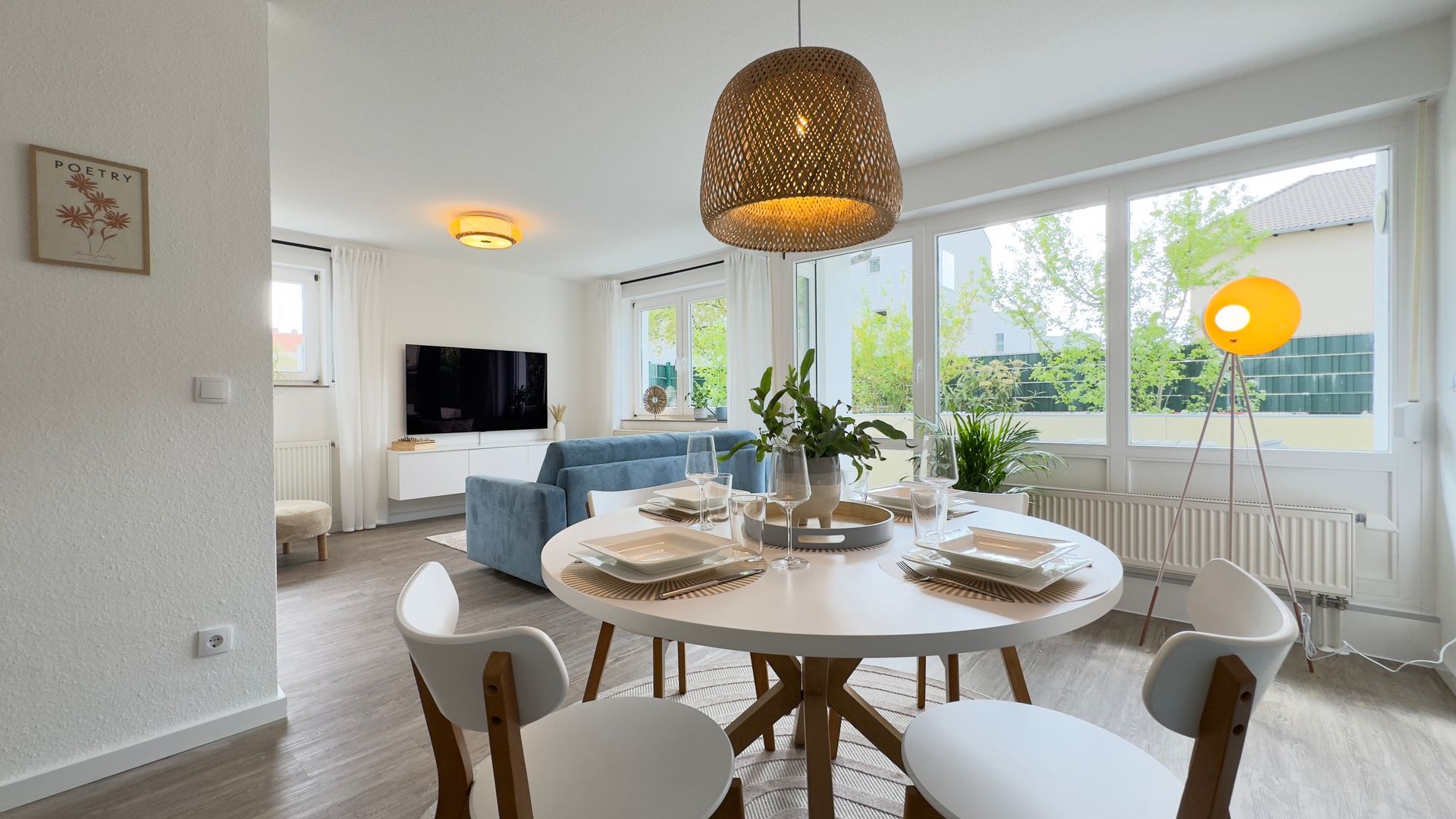 Essbereich mit Fenster und Esstisch in der Ferienwohnung Am Park