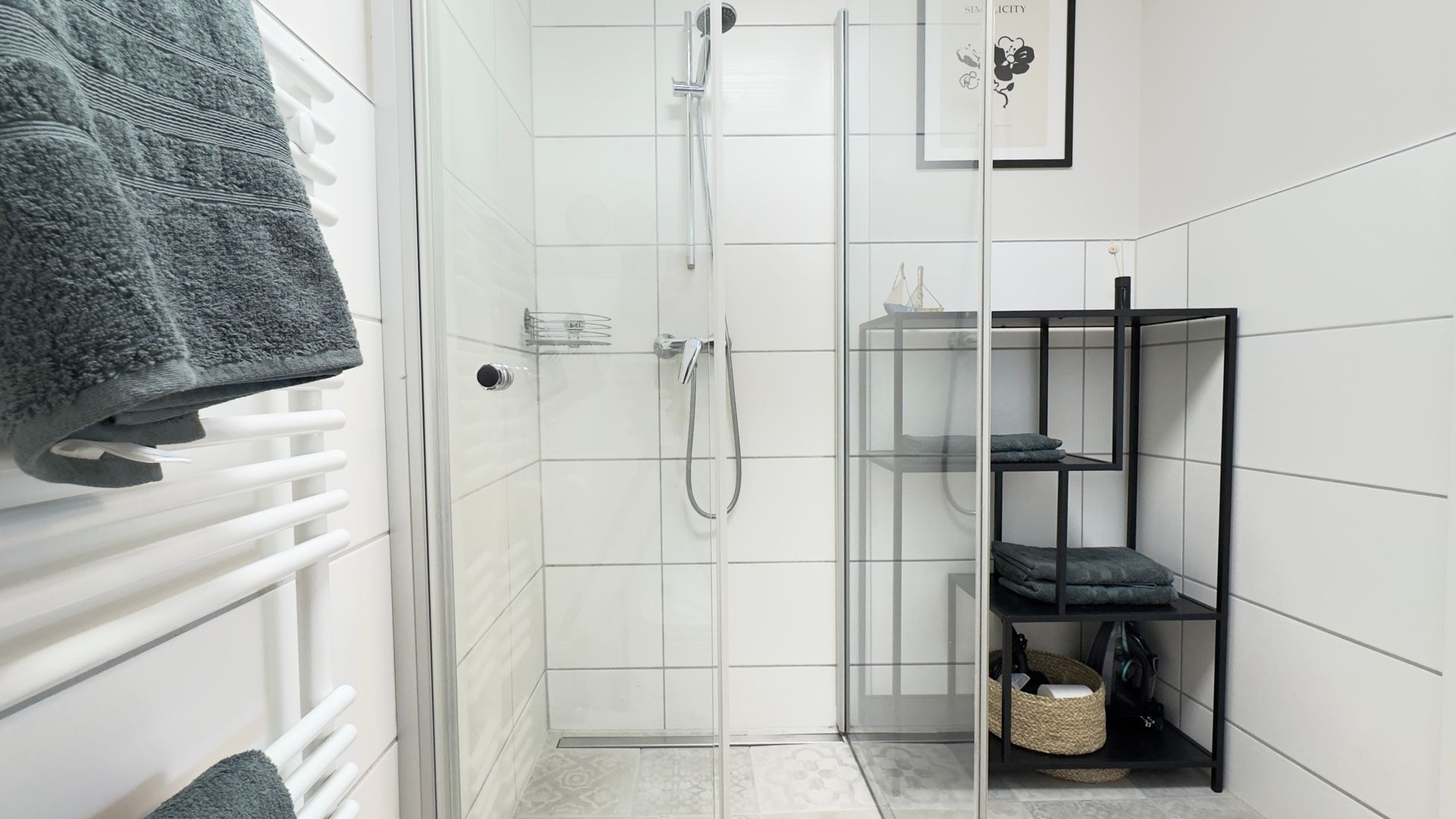 Ebenerdige Dusche mit Glastür im modernen Badezimmer