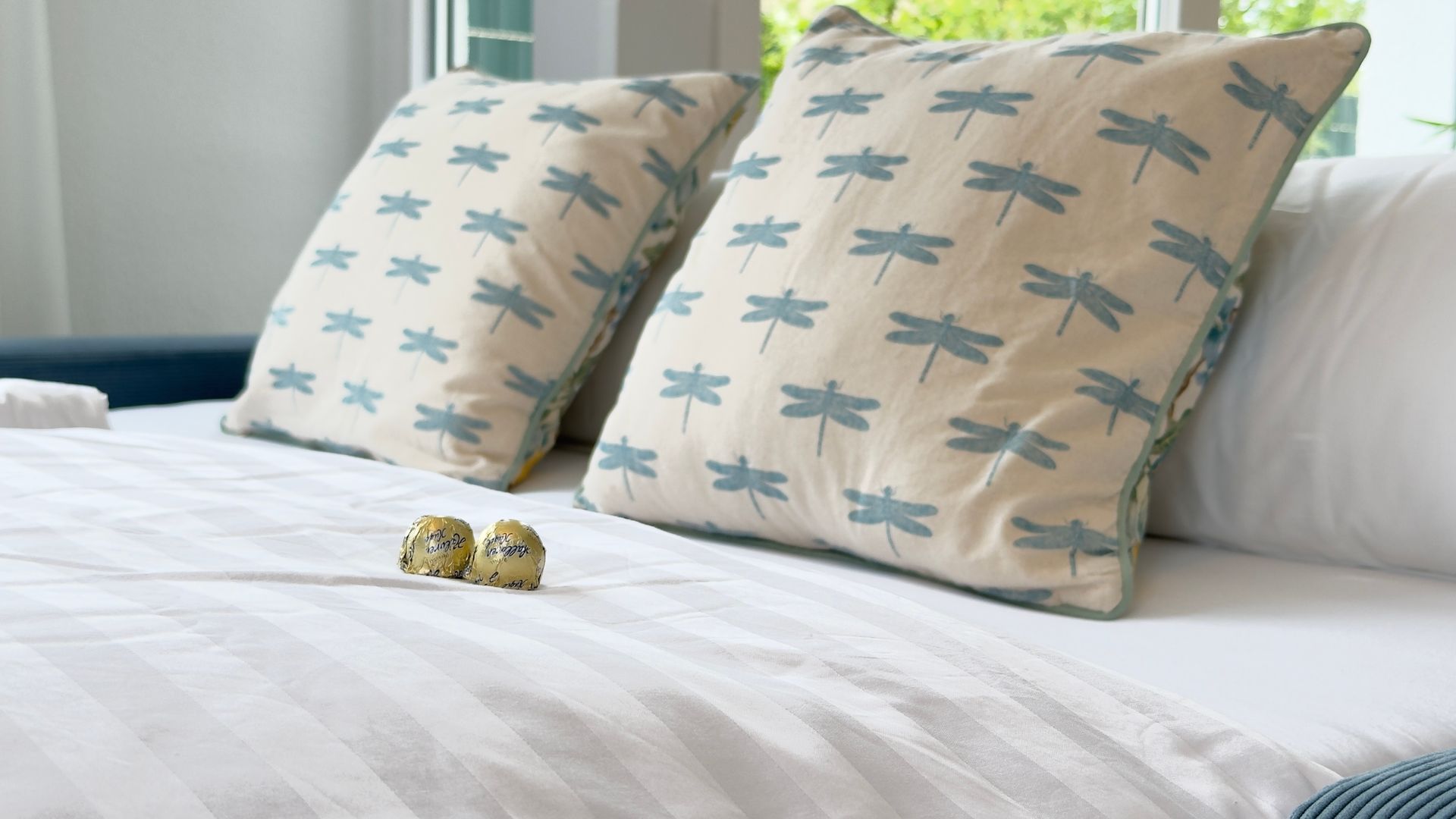 Detailaufnahme eines gemütlichen Bettes mit Kissendekoration