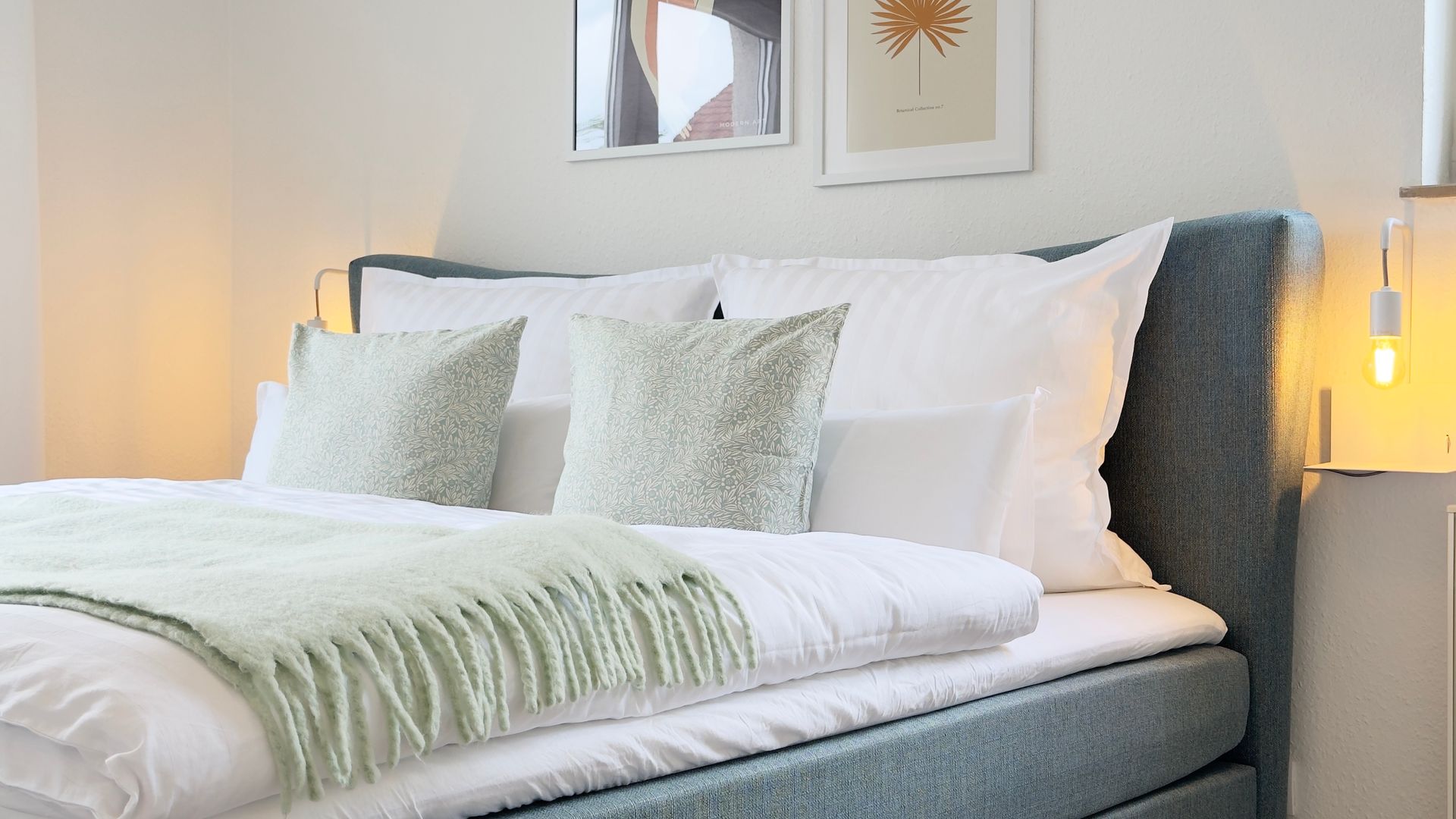 Boxspringbett mit Kissen und Bettwäsche