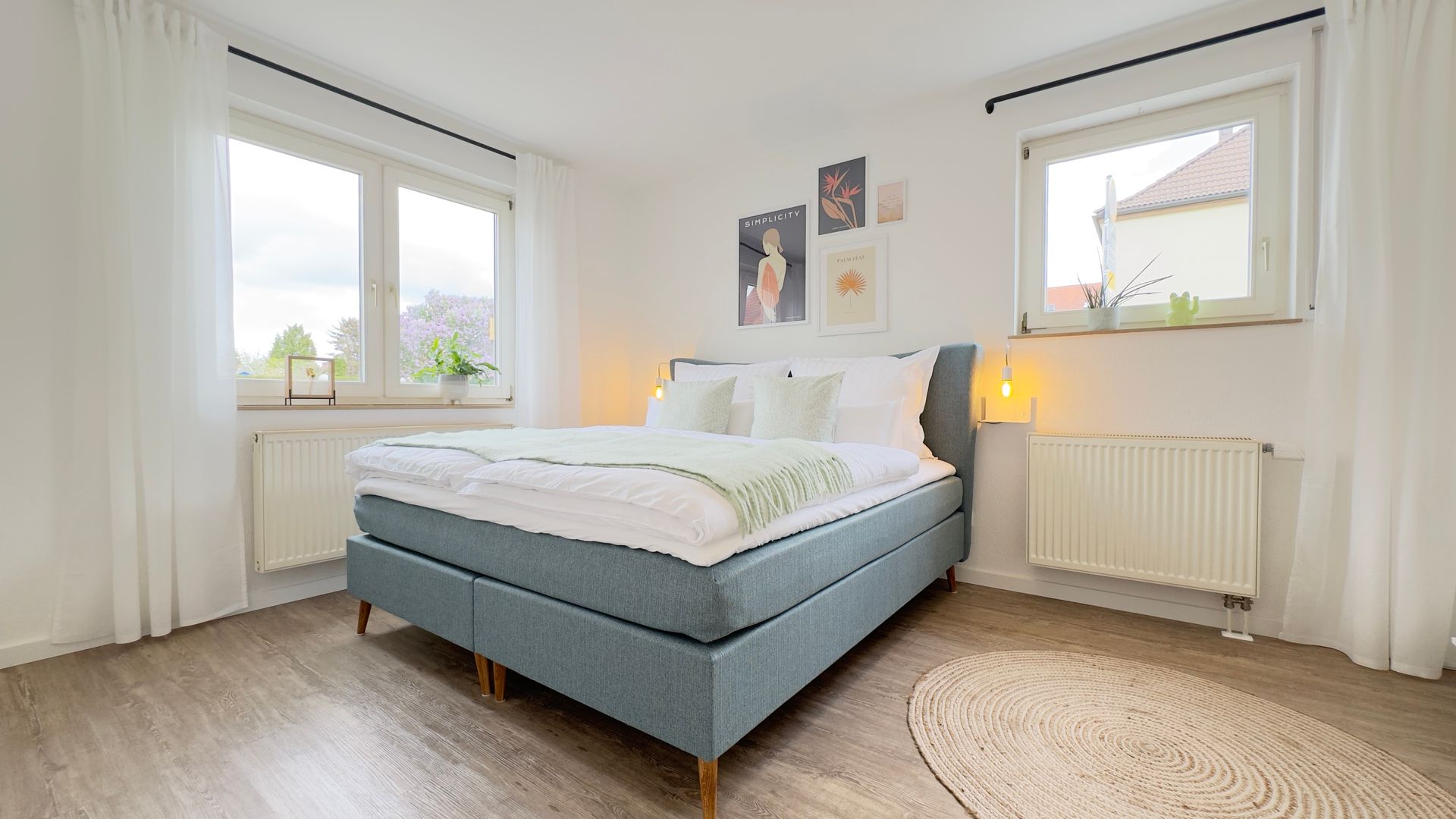 Schlafzimmer mit Boxspringbett und Beleuchtung