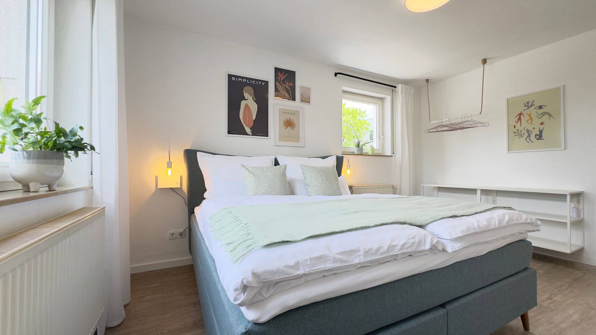 Schlafzimmer mit Boxspringbett und Wanddekoration  in der Ferienwohnung AM PARK