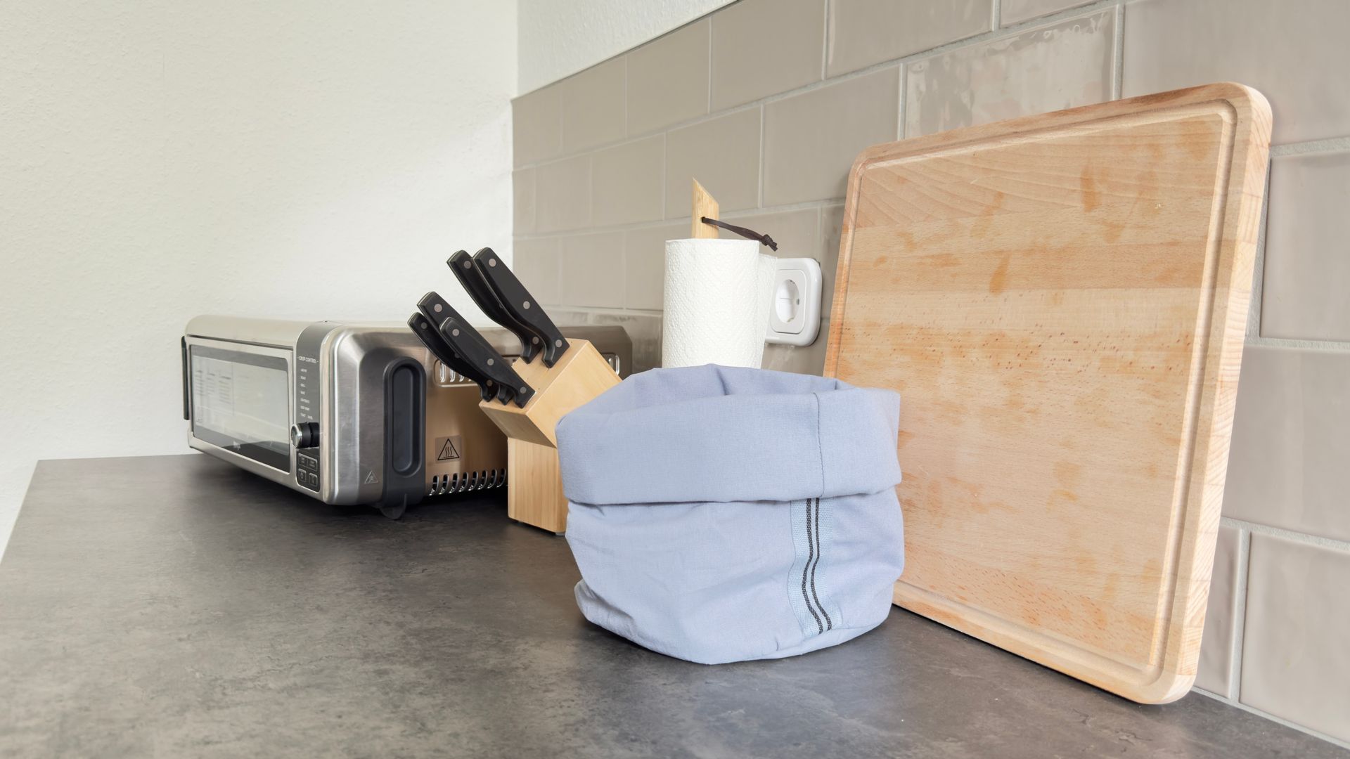 Küchendetail mit Messerblock, Multifunktionsofen und Utensilien