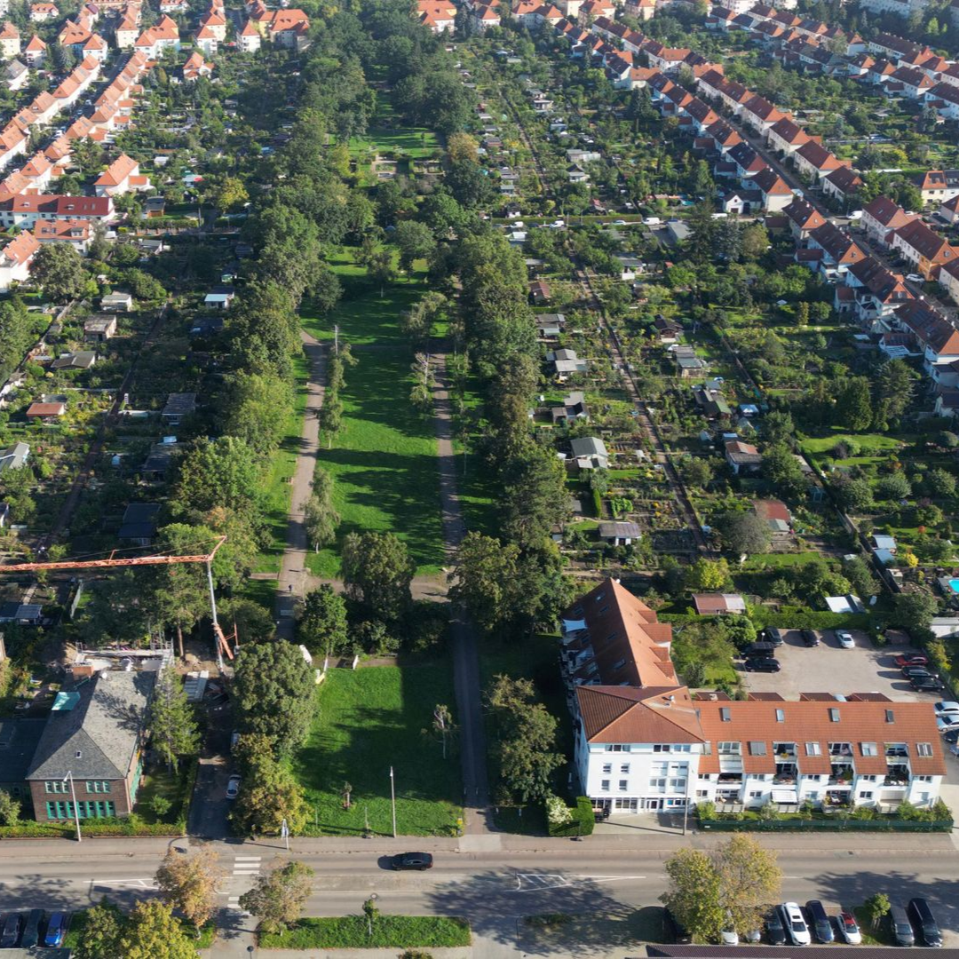 Luftaufnahme des Pestalozziparks und der Umgebung der Ferienwohnung Am Park in Halle mit grünen Flächen und Wohngebäuden