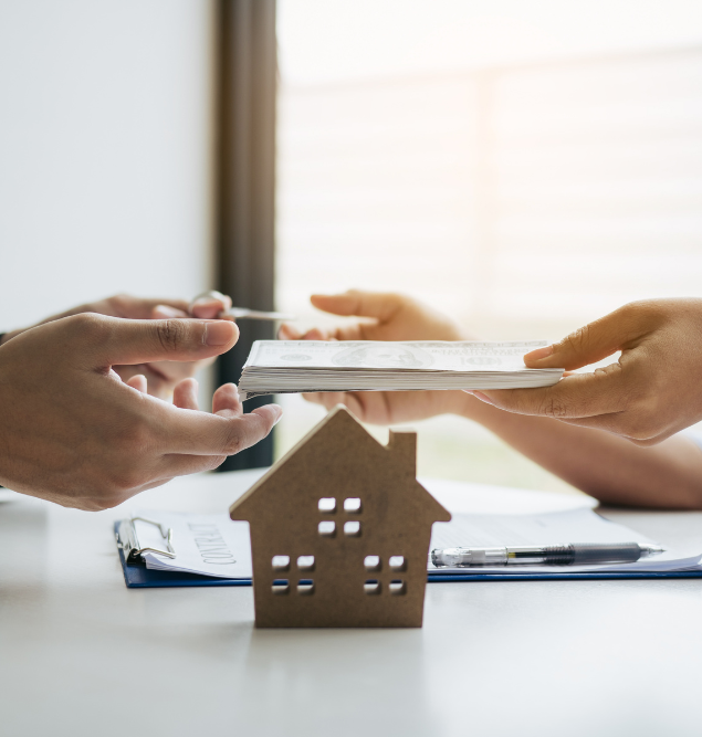 Une personne tend un morceau de papier à une autre personne.