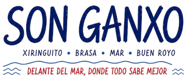 Logotipo del restaurante SON GANXO con texto azul y eslogan rojo, con olas y &ldquo;Xiringuito &bull; Brasa &bull; Mar &bull; Buen Royo&rdquo;