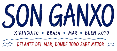 Logotipo del restaurante SON GANXO con texto azul y eslogan rojo, con olas y &ldquo;Xiringuito &bull; Brasa &bull; Mar &bull; Buen Royo&rdquo;