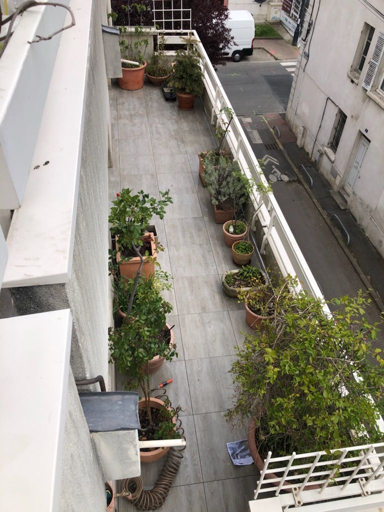 Terrasse extérieure avec garde-corps