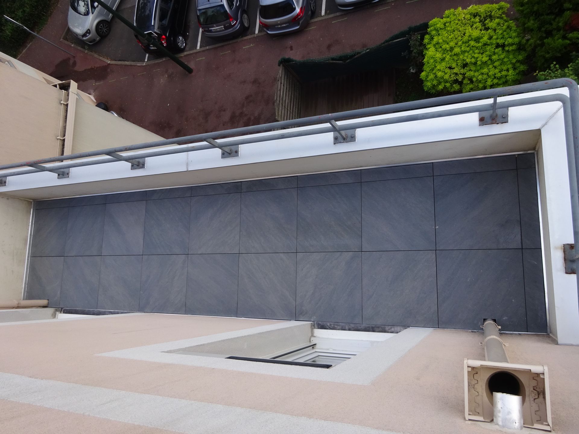 Terrasse en carrelage pour balcon avec garde-corps