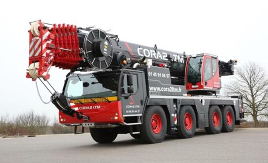 Camion grue en mouvement