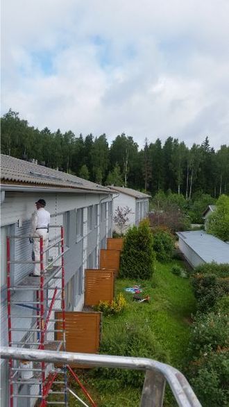 Rivitalon seinän maalausta.