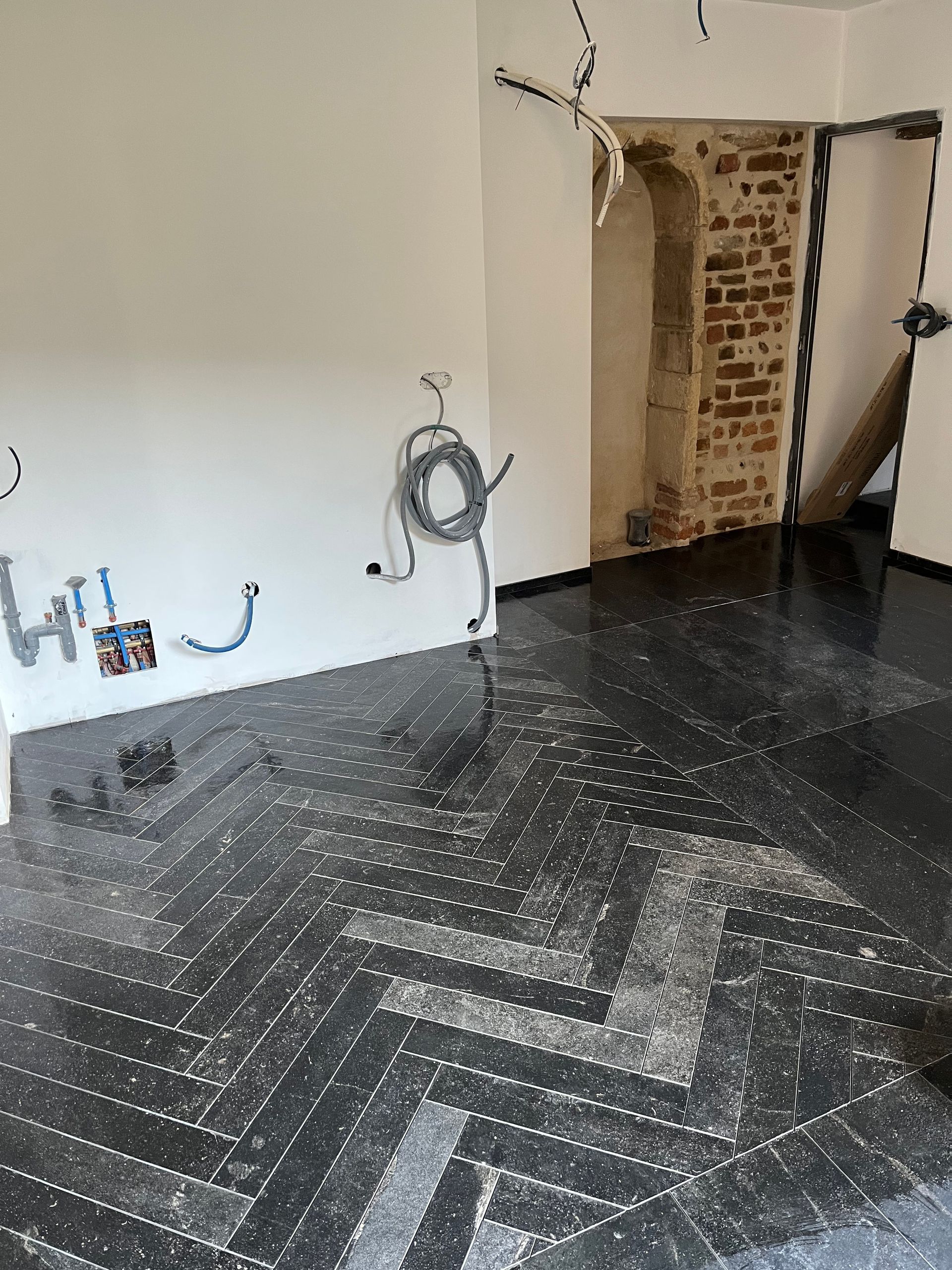 Photo pose de carrelage noir au sol