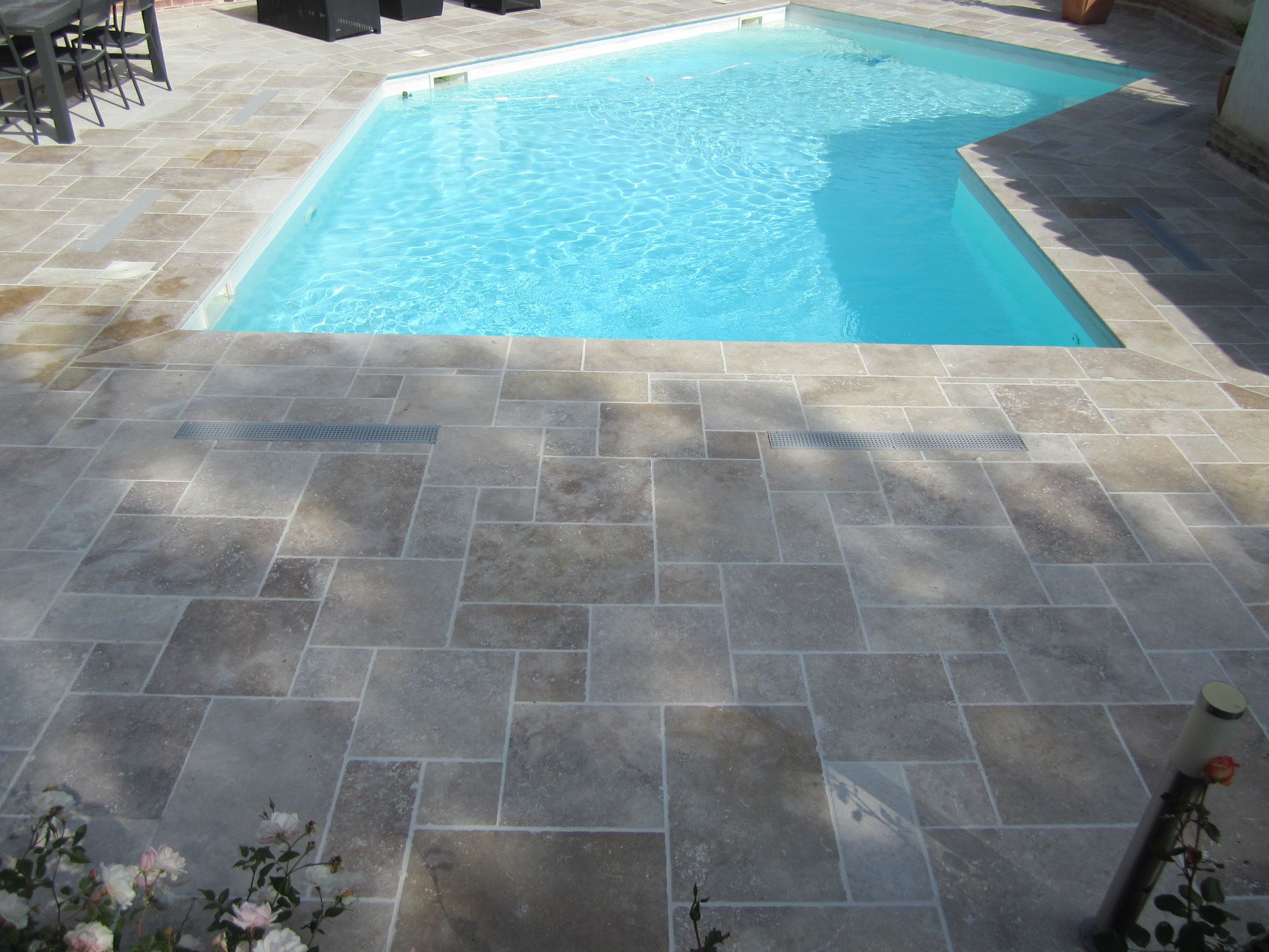 Photo piscine extérieure avec tour en carrelage beige