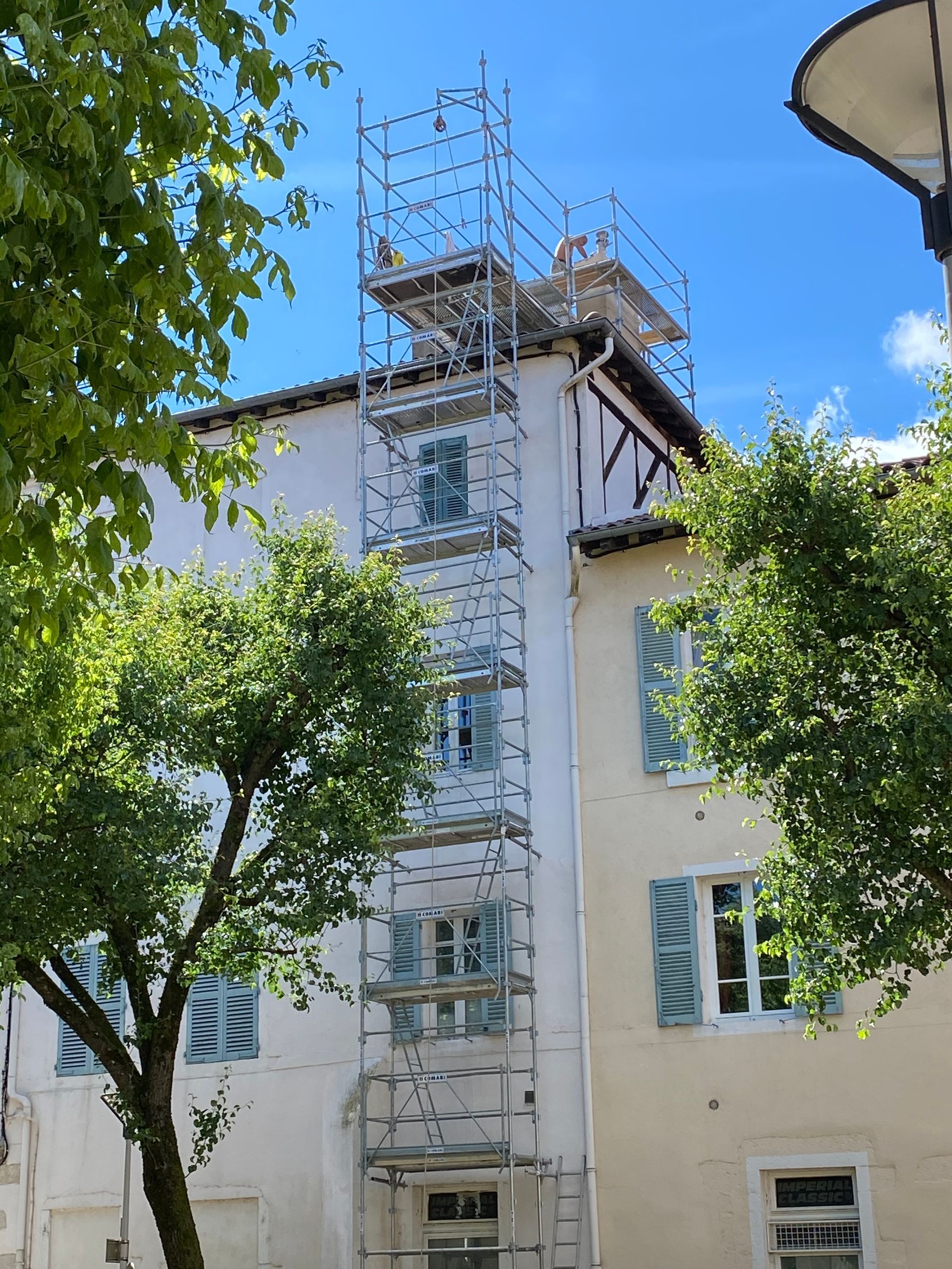 Photo échafaudage à l'extérieur d'une maison