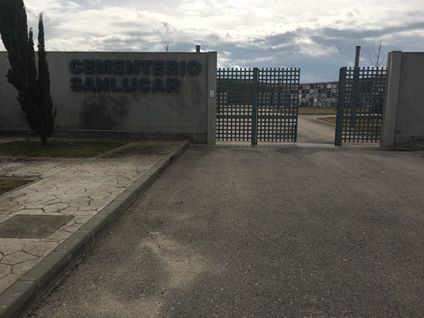 La entrada a un cementerio llamado cementerio sanlicar