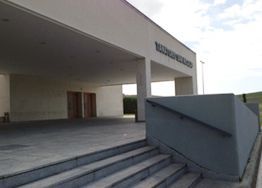 Un edificio blanco con escaleras que conducen a él.