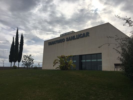 Un gran edificio con la palabra funeral en él.