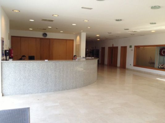 Una habitación grande con un mostrador curvo en el medio.