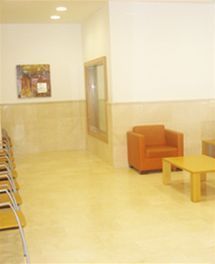 Una sala de espera con sillas y una mesa de café.