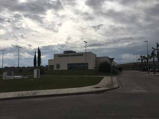 Un gran edificio con la palabra hospital en él.