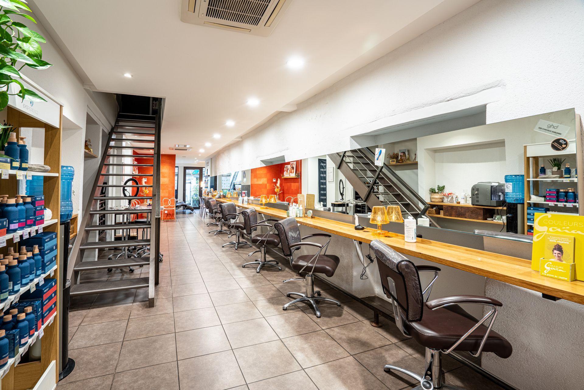 Salon de coiffure, vue miroirs et fauteuils