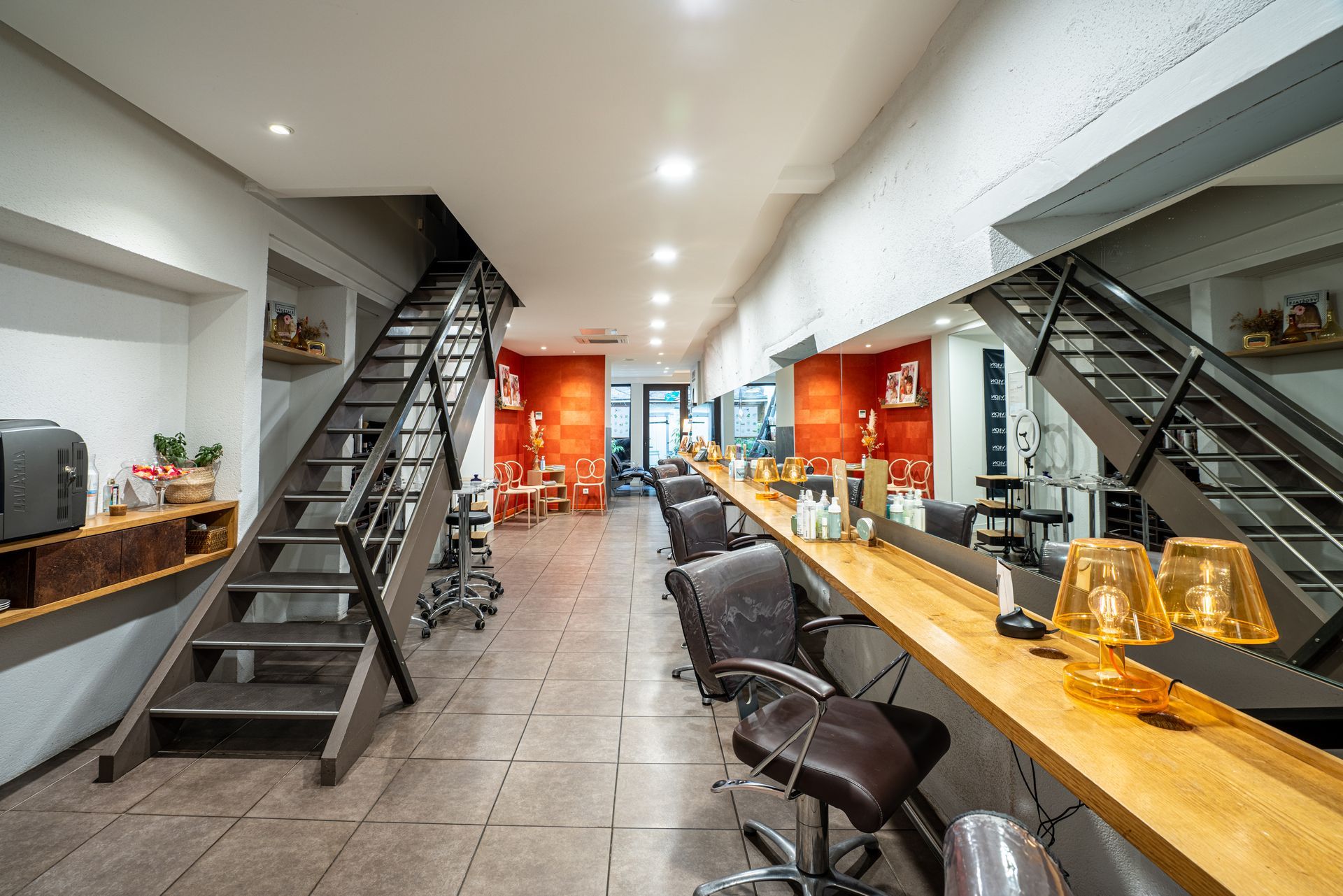 Salon de coiffure, vue d'ensemble coin femme