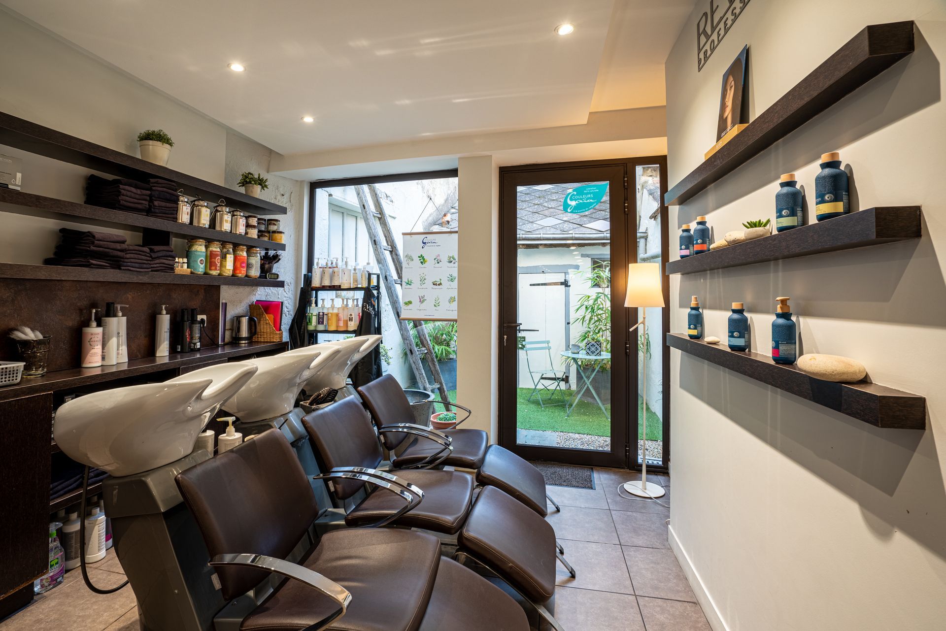 Salon de coiffure, côté bacs à shampoing