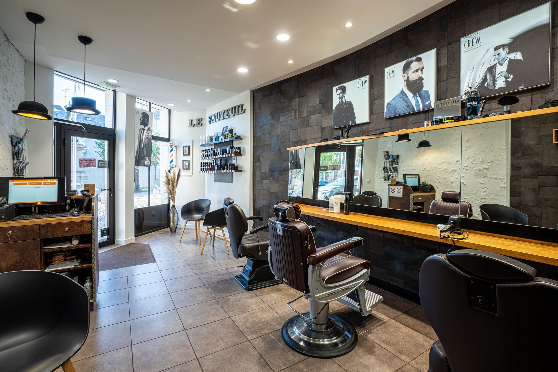 Salon de coiffure, vue d'ensemble coin homme