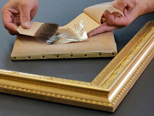 Découpe de toile aux ciseaux