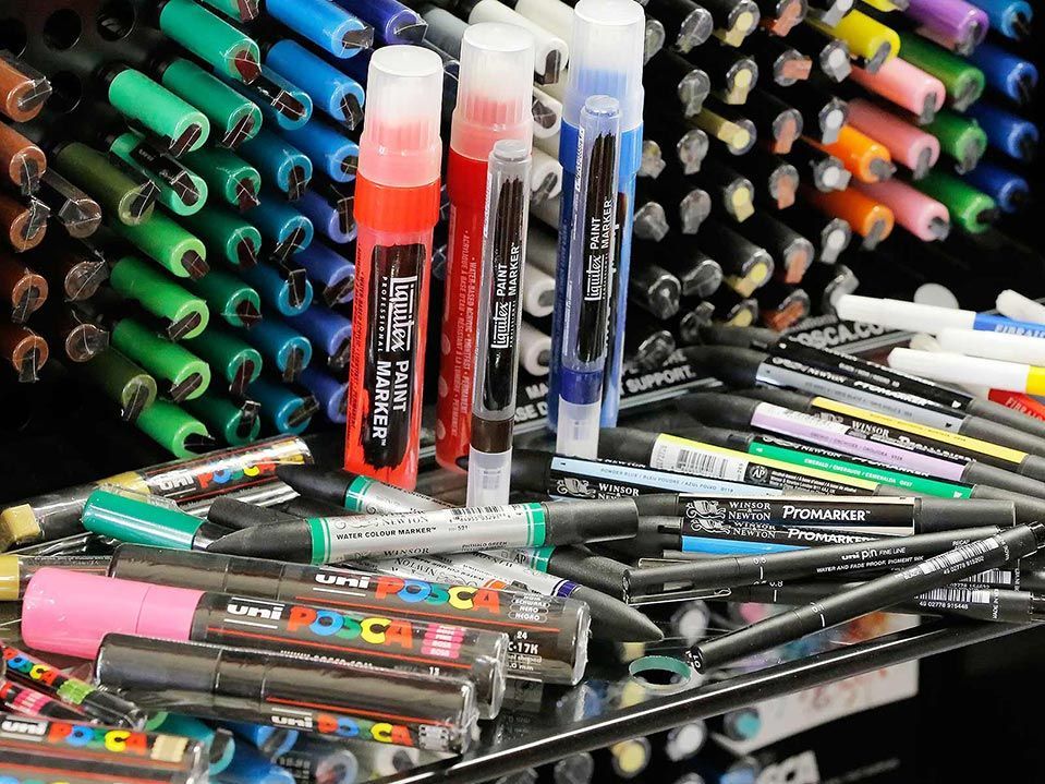 Marqueurs et crayons de couleurs variés