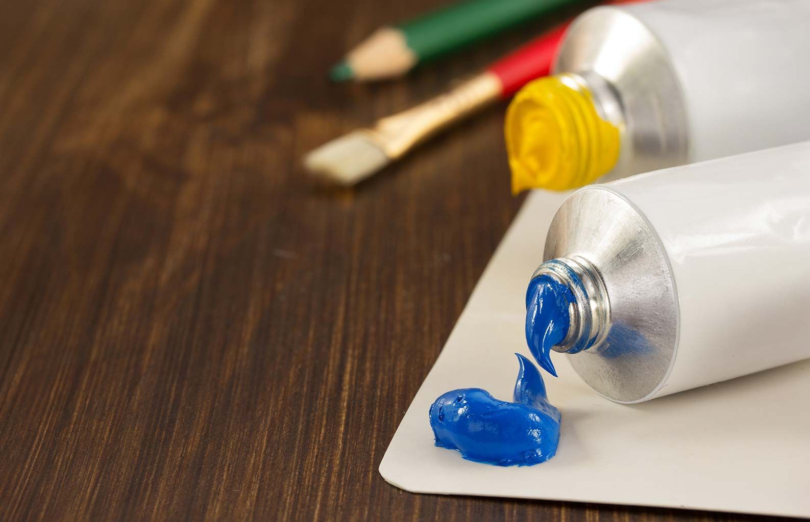 Tubes de peinture ouverts