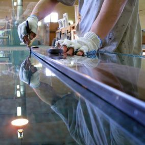 Person arbeitet mit Glas