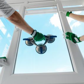 Person setzt eine Fensterglasscheibe ein