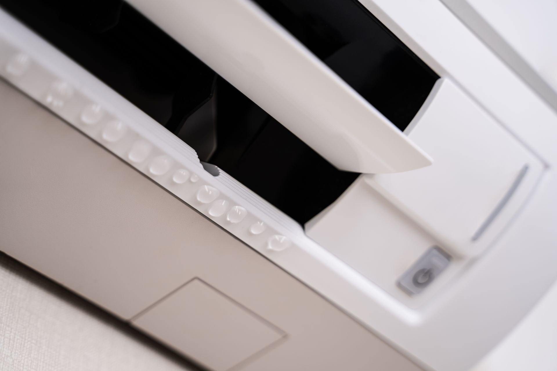 Gros plan sur un climatiseur avec des gouttelettes de condensation se formant à sa surface.