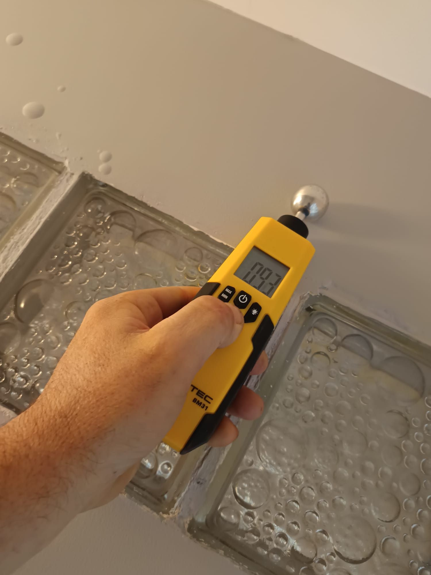 Système de filtration pour piscine avec réservoir d'eau, tuyaux d'eaux et vanne.