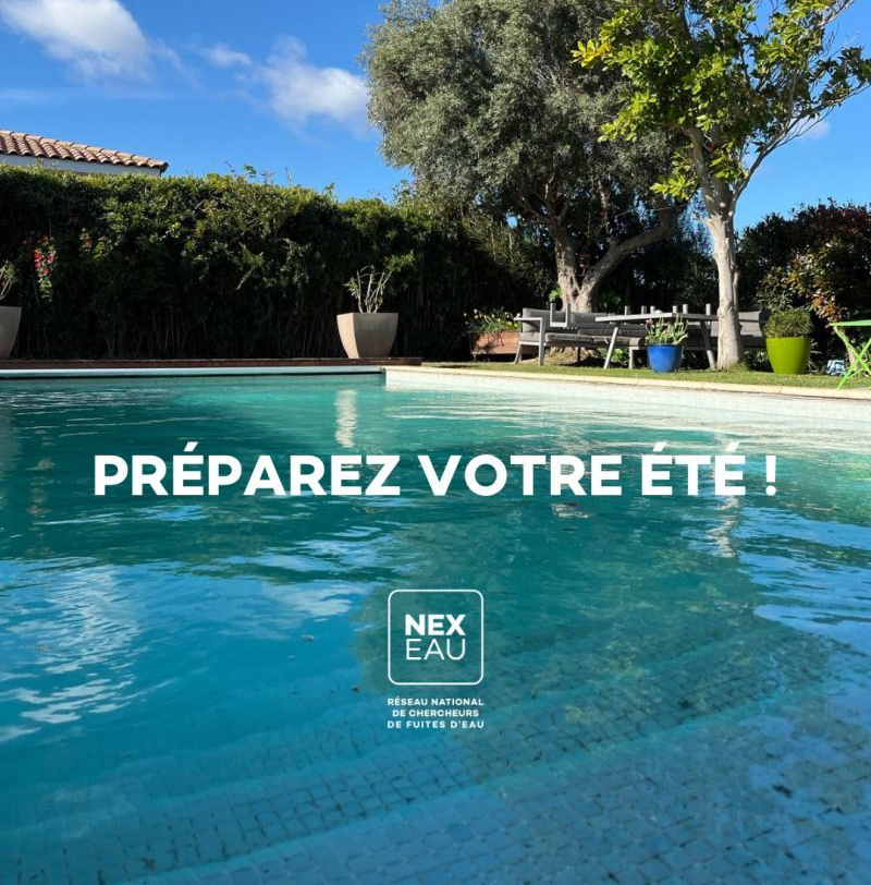 Une piscine ensoleillée aux eaux turquoise. Des arbres verdoyants et une maison en arrière-plan. Texte : Préparez votre été !
