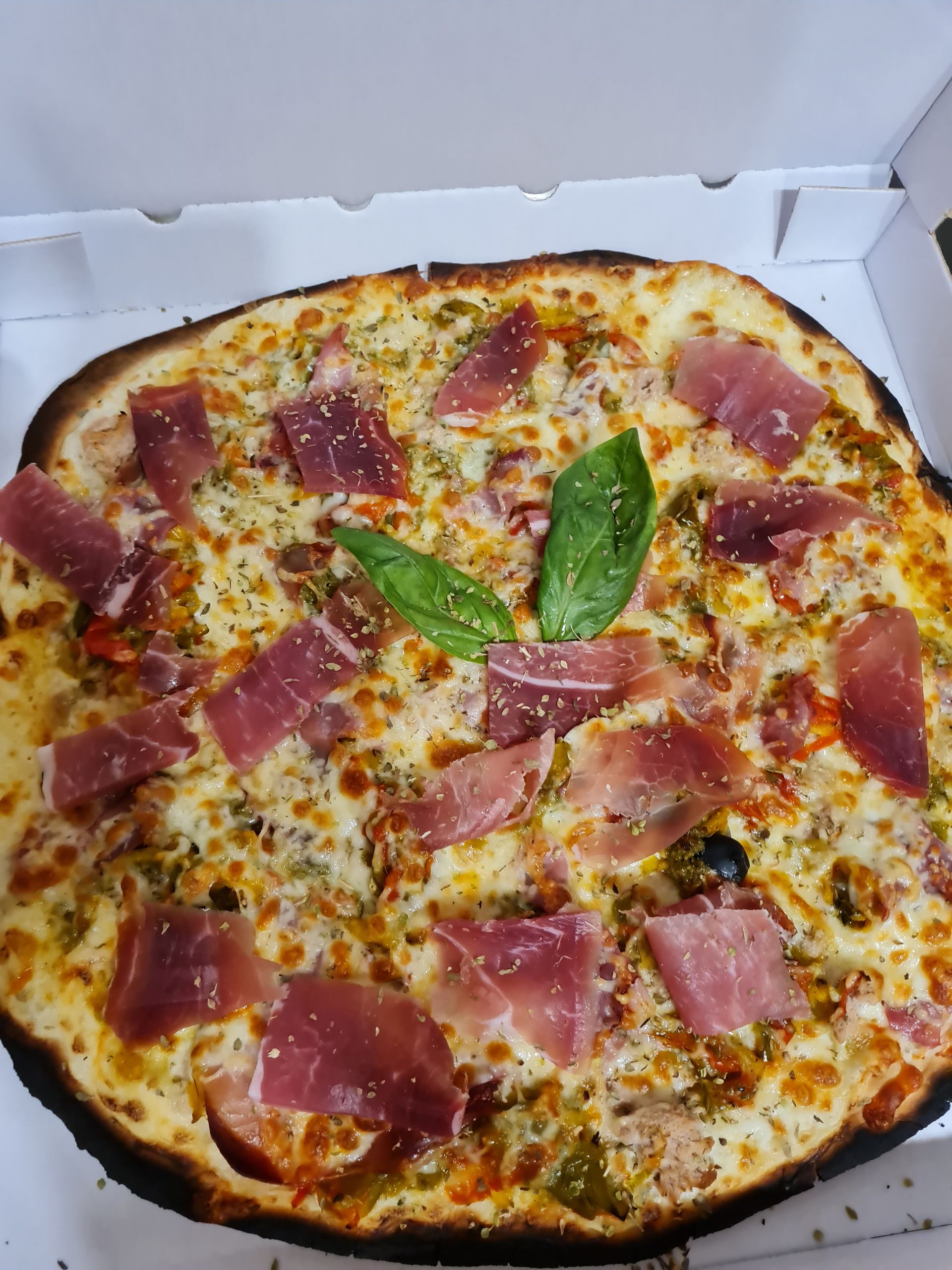 Pizza jambon fromage et basilic