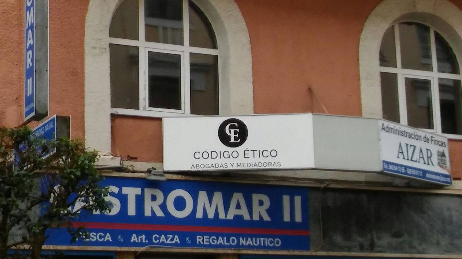 Exterior de un edificio con letreros de 