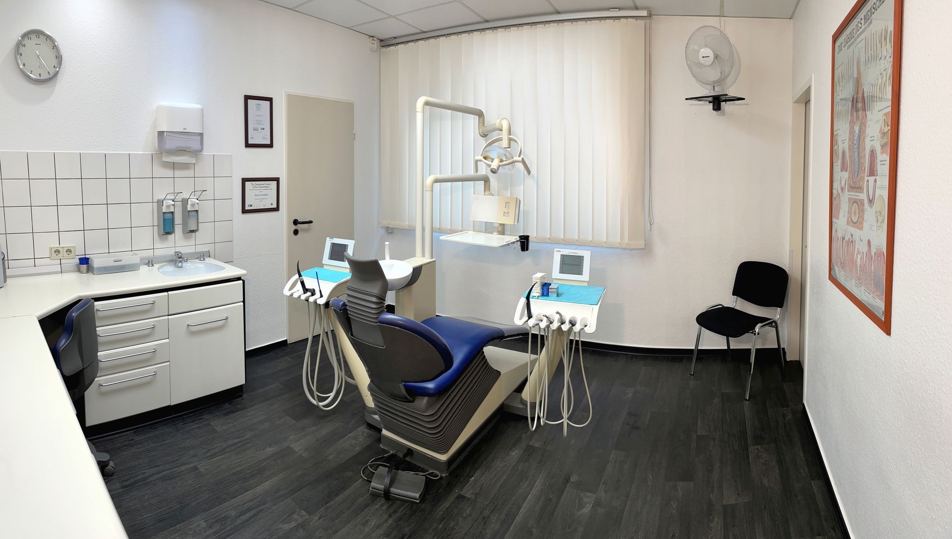 Erster Untersuchungsraum | Blauer Patientenstuhl | Geräte