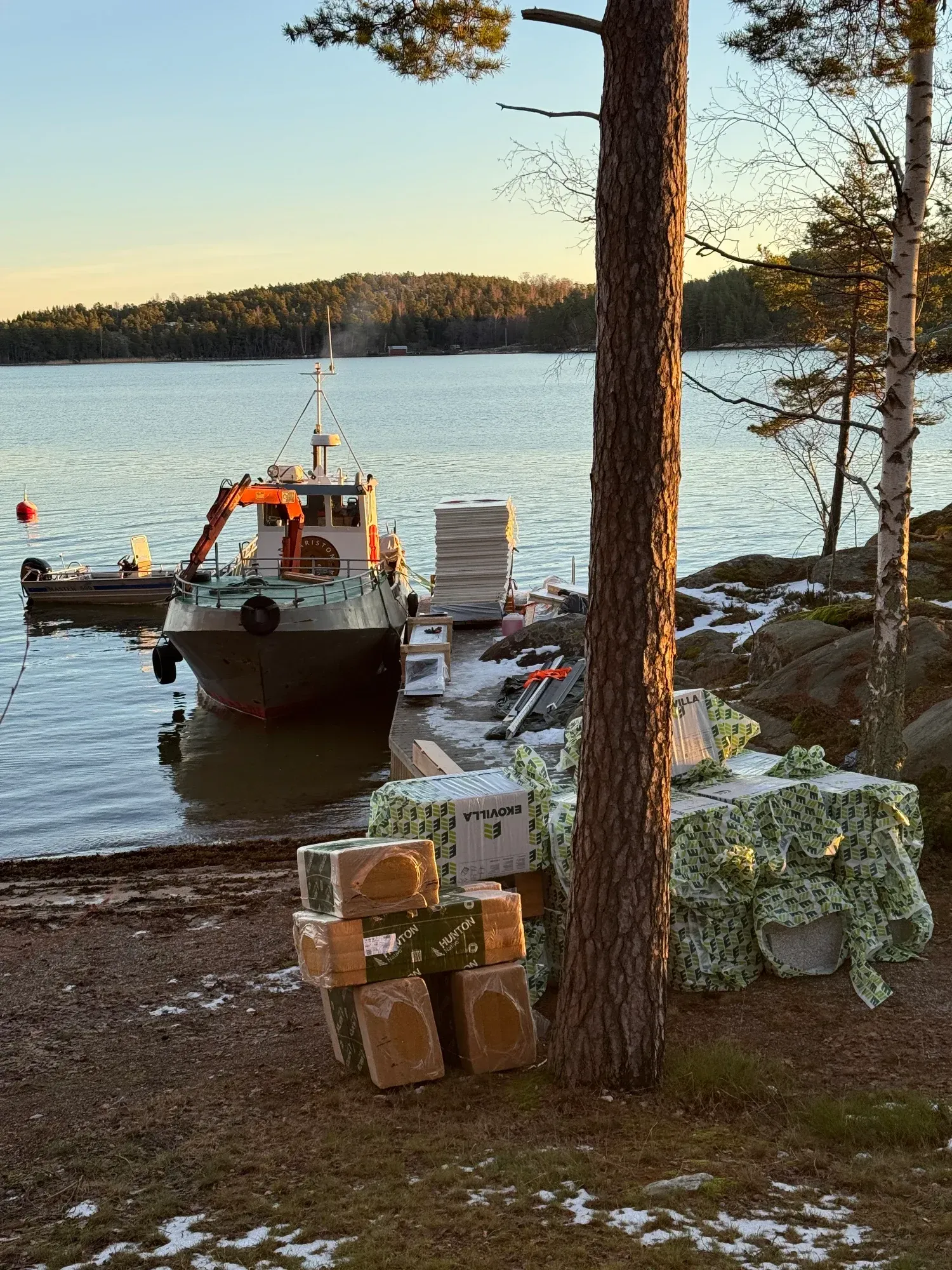 Yksityiskohtia myöten huoliteltua rakentamista ja kunnostusta saariston merellisessä ympäristössä.